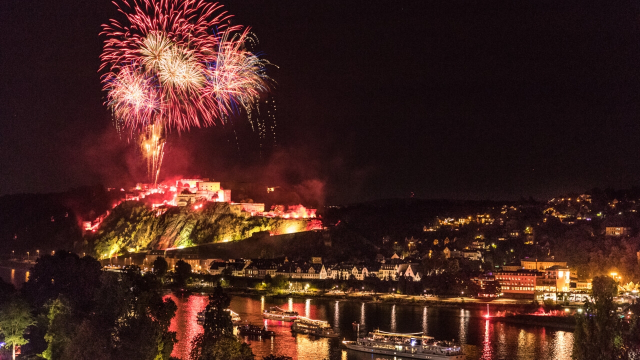 Feuerwerk über der Festung Ehrenbreitstein mit Schiffskonvoi bei Rhein in Flammen ©Koblenz-Touristik/Dominik Ketz