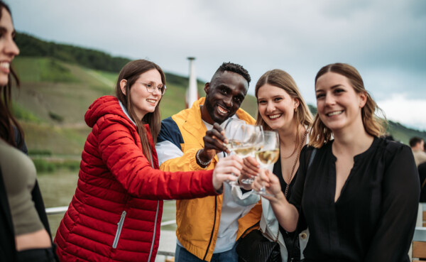 Mensen klinken glazen wijn tijdens het evenement "Wijn op het water" als onderdeel van het wijnfestival van Koblenz. © Koblenz-Toursitik GmbH, Janko.Media 