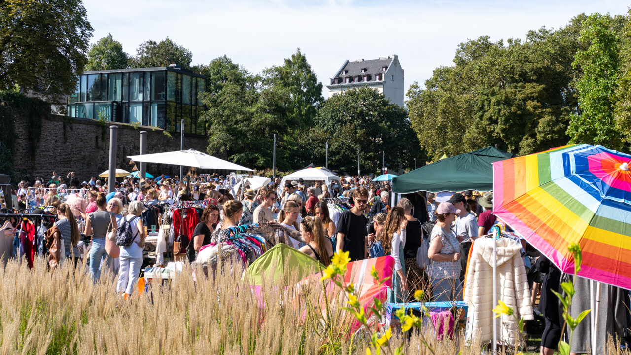 Die Wiese hinter dem Deutschen Eck beim Flohmarkt.  ©Koblenz-Touristik GmbH, Jannis Knaden