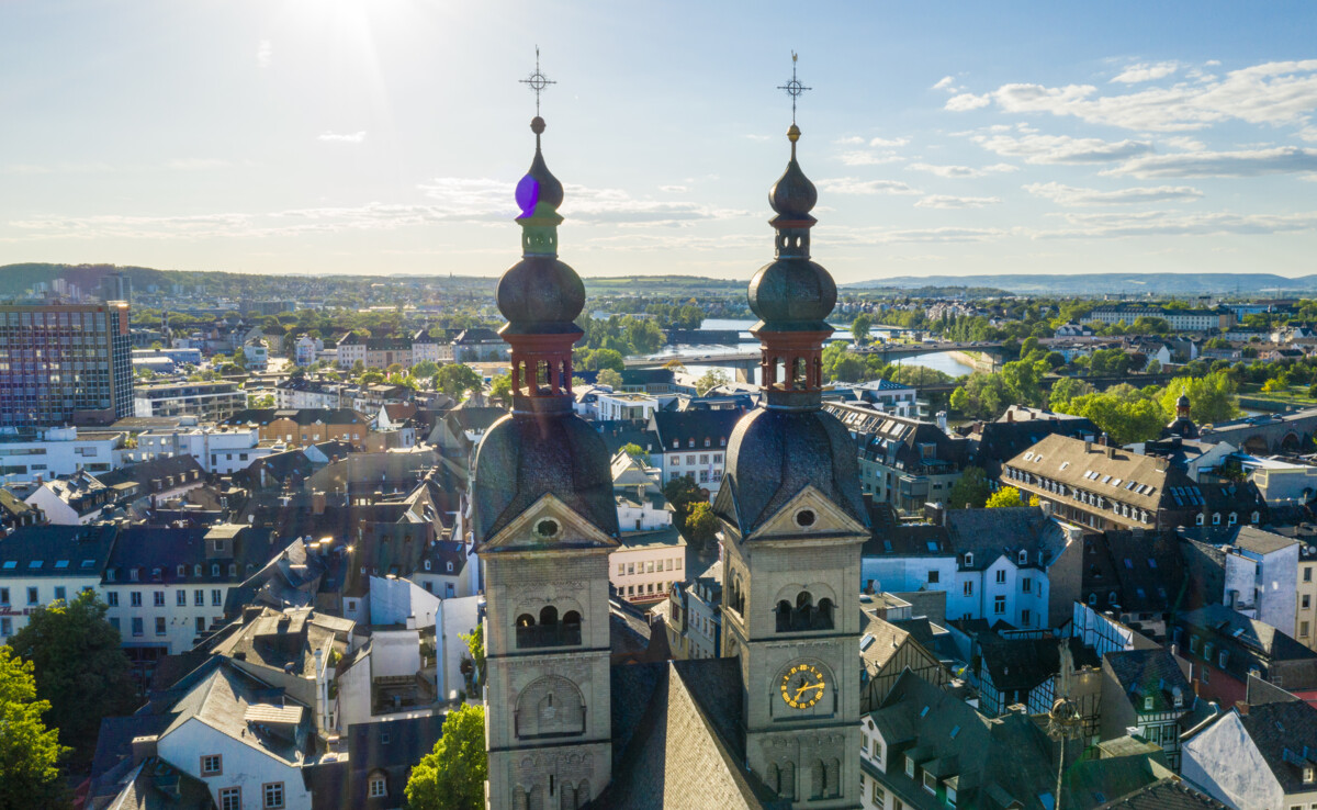 Zwei Türme der Liebfrauenkirche in Koblenz mit Altstadt im Hintergrund © Koblenz-Touristik GmbH, Dominik Ketz