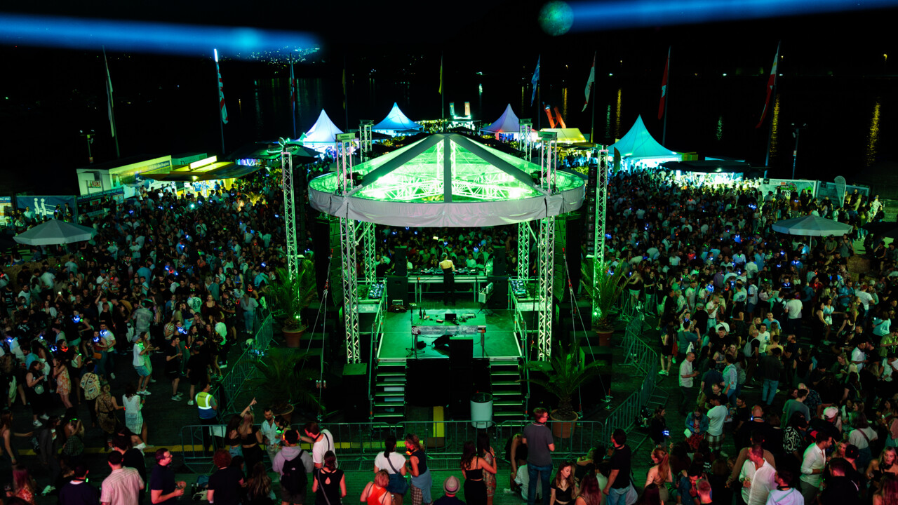 Menschen feiern zusammen am Deutschen Eck bei Electronic Wine in Koblenz © Koblenz-Touristik, Janko.Media 