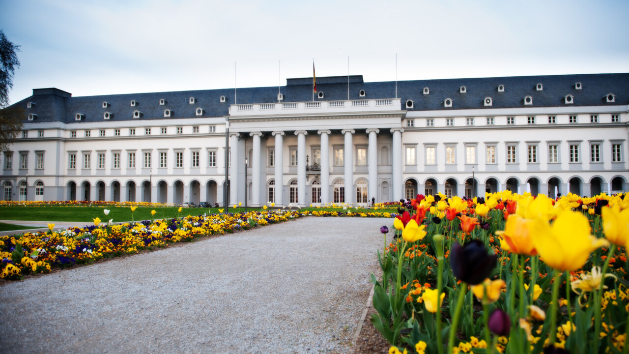 Das Kurfürstliche Schloss in Frühling mit blühenden Blumen © Koblenz-Touristik GmbH, Effner