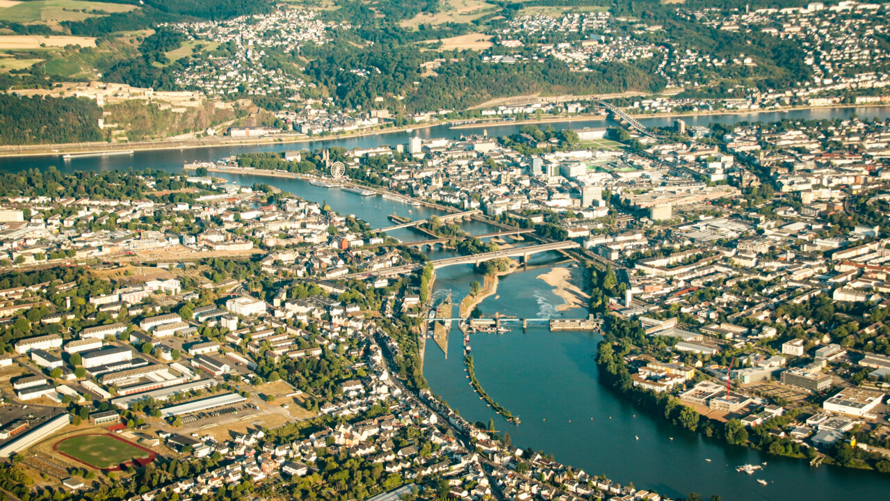 Luftaufnahme von Koblenz mit den Moselbrücken im Vordergrund und der Festung im Hintergrund © Johannes Bruchhof 