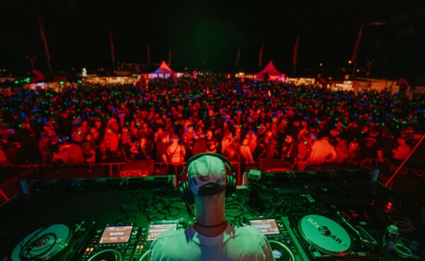 Een DJ op het podium van Electronic Wine in het Deutsches Eck. © Koblenz-Touristik GmbH, Janko.Media