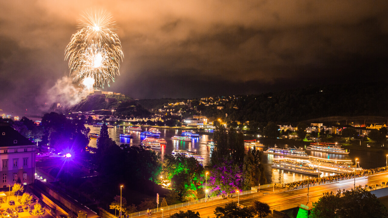 Schiffskonvoi auf dem Rhein während Feuerwerkshow über Festung Ehrenbreitstein © Koblenz-Touristik GmbH, Henry Tornow