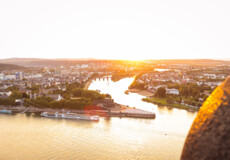 Blick über die Stadt Koblenz auf das Deutsche Eck den Zusammenfluss von Rhein und Mosel in der Abendsonne © Johannes Bruchhof 